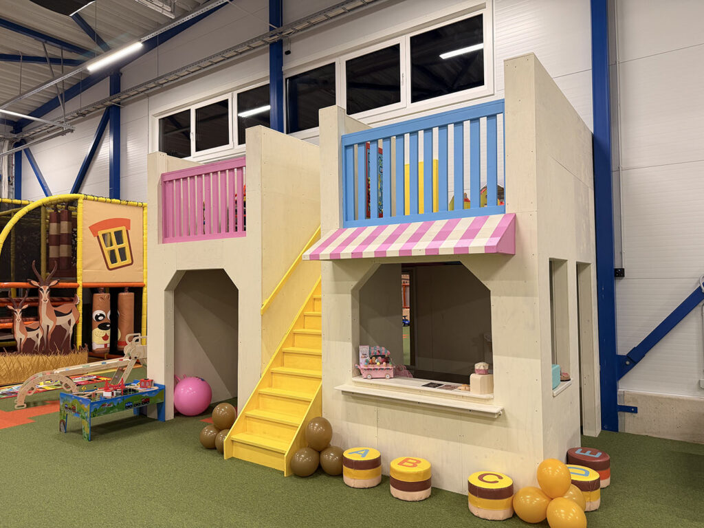Puidust kahekorruseline mängumaja
