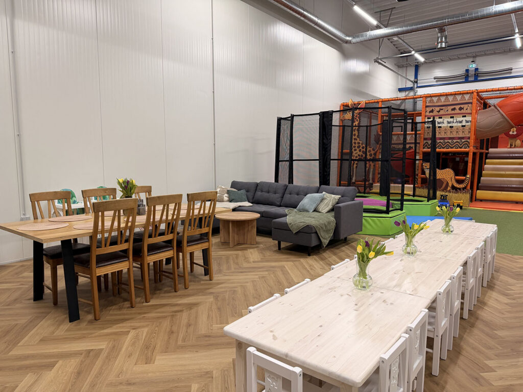 Söögiala. Laud väiksematele ja laud suurematele